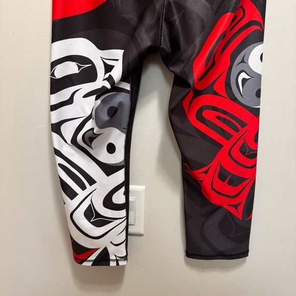 Nominou Eagle & Raven Yin Yang Capri Leggings Size Medium First Nations Native - Picture 7 of 9